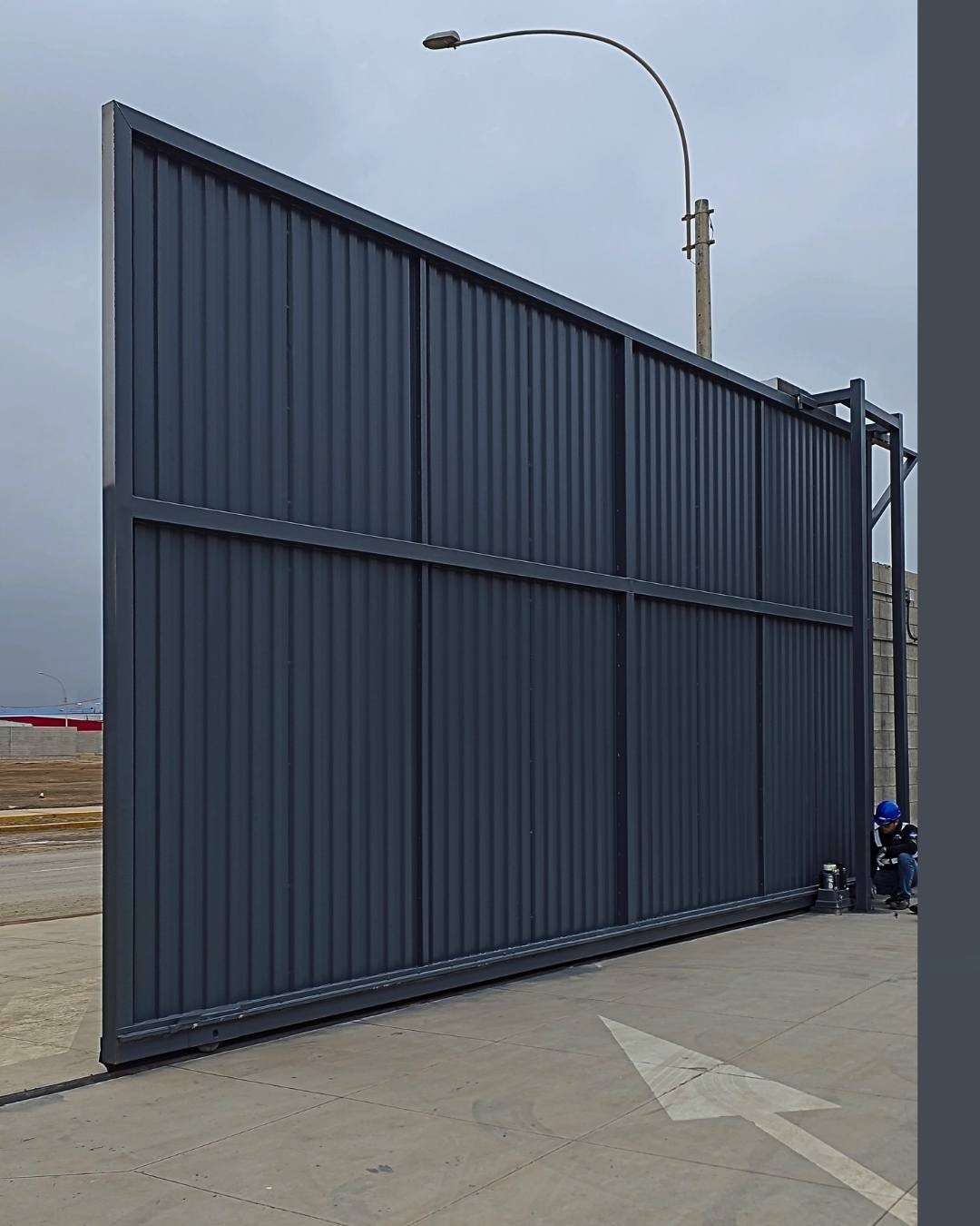puerta corrediza industrial metálica automatizada