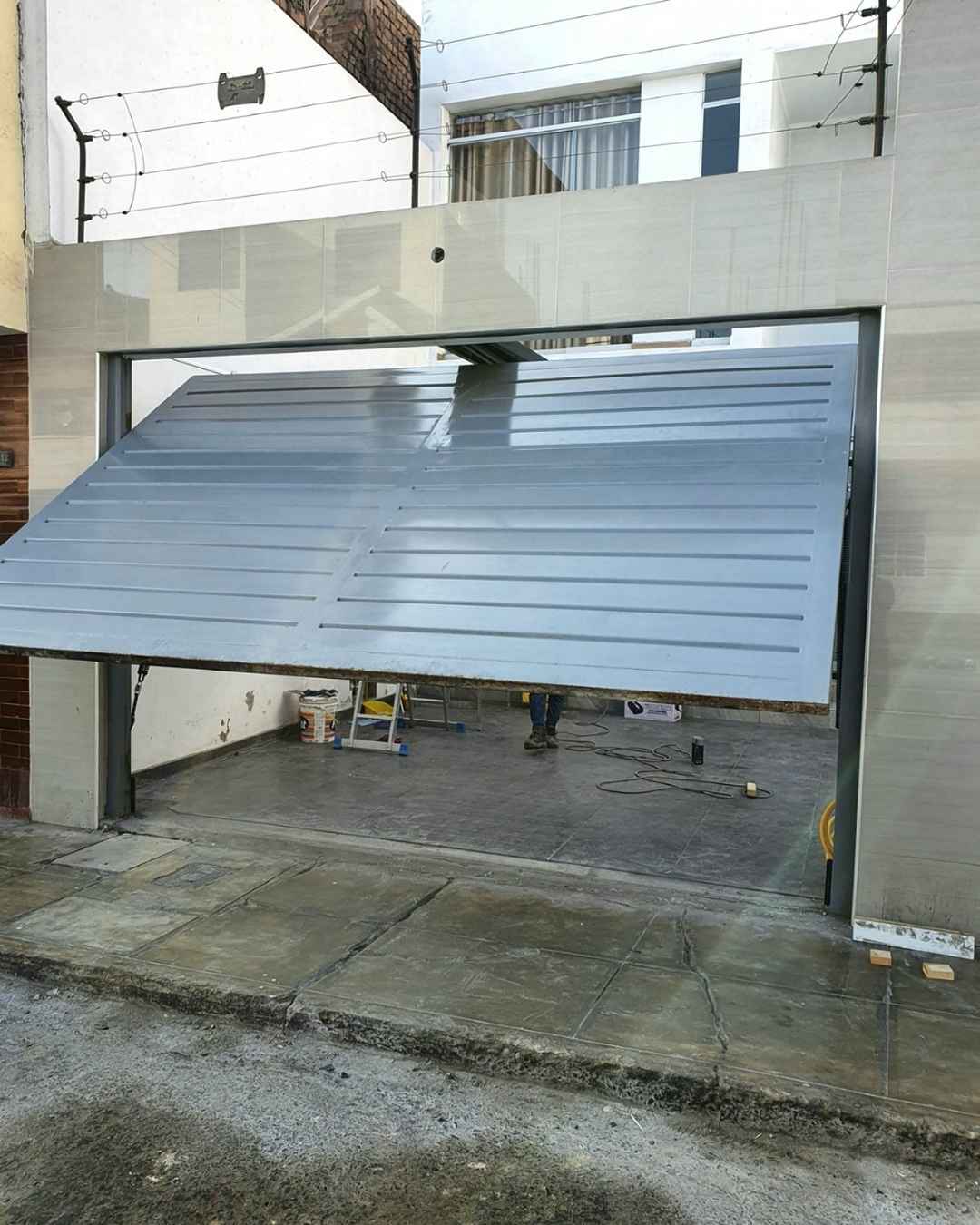 puerta levadiza automática fabricada en material galvanizado