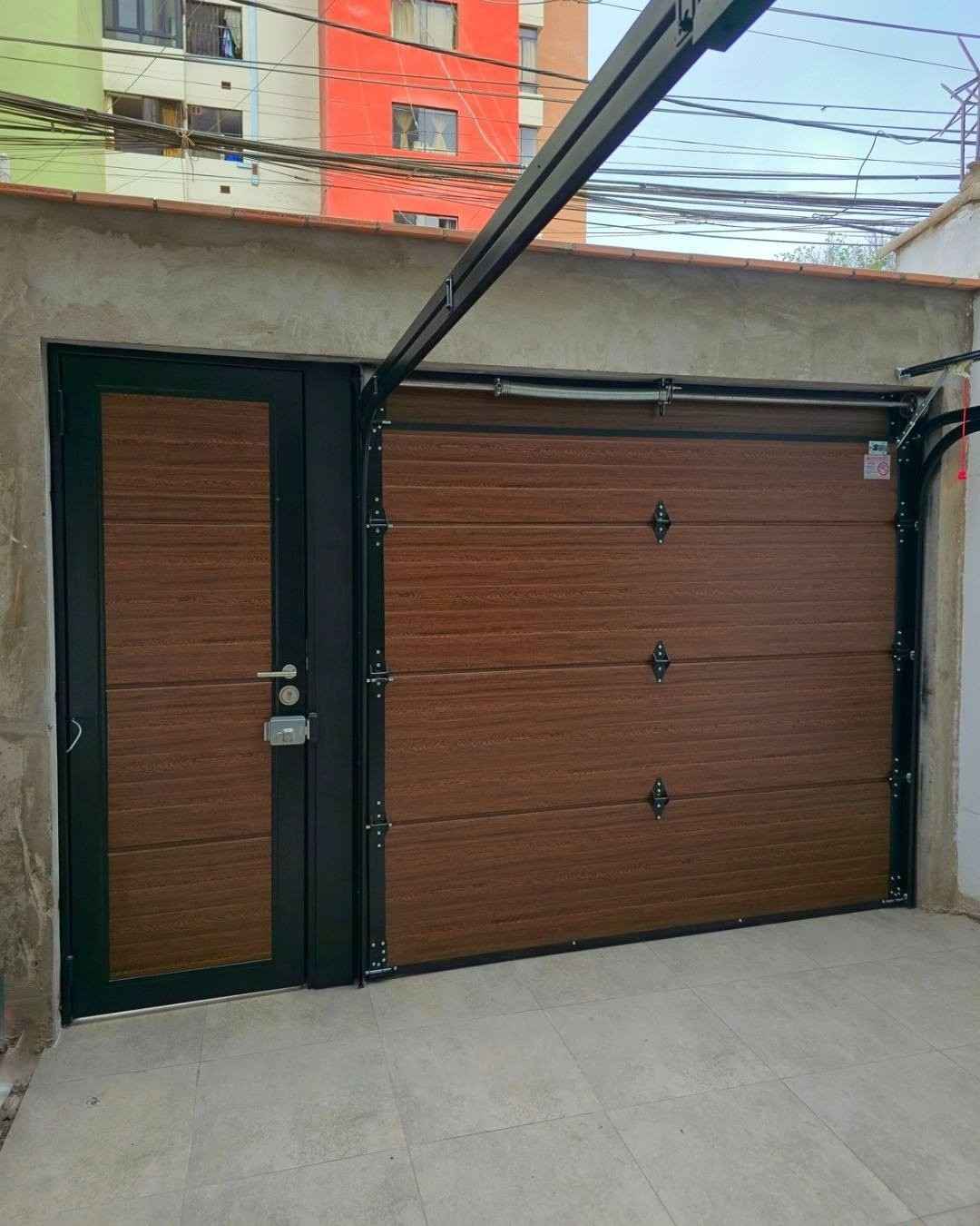 puerta peatonal y puerta seccional fabricadas en paneles importados