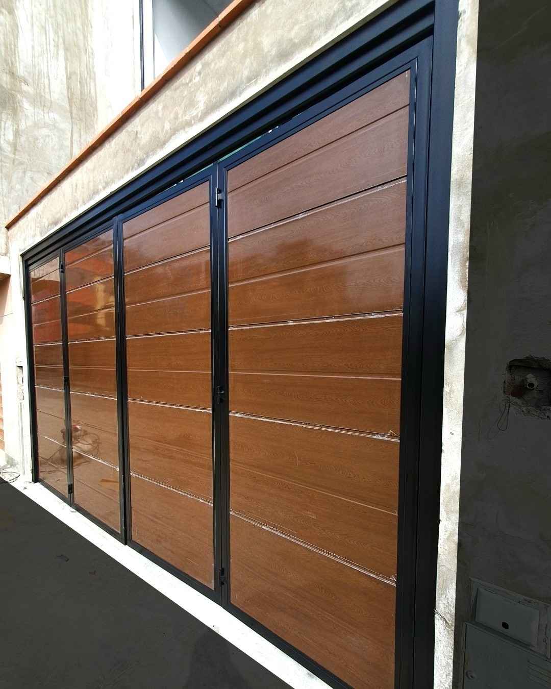 puerta plegable de 4 hojas fabricada en paneles importados con estructura metálica