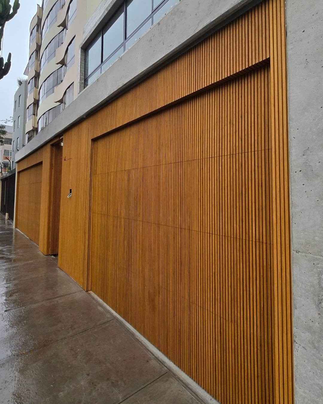 puerta seccional moderna con acabado tipo madera automatizada