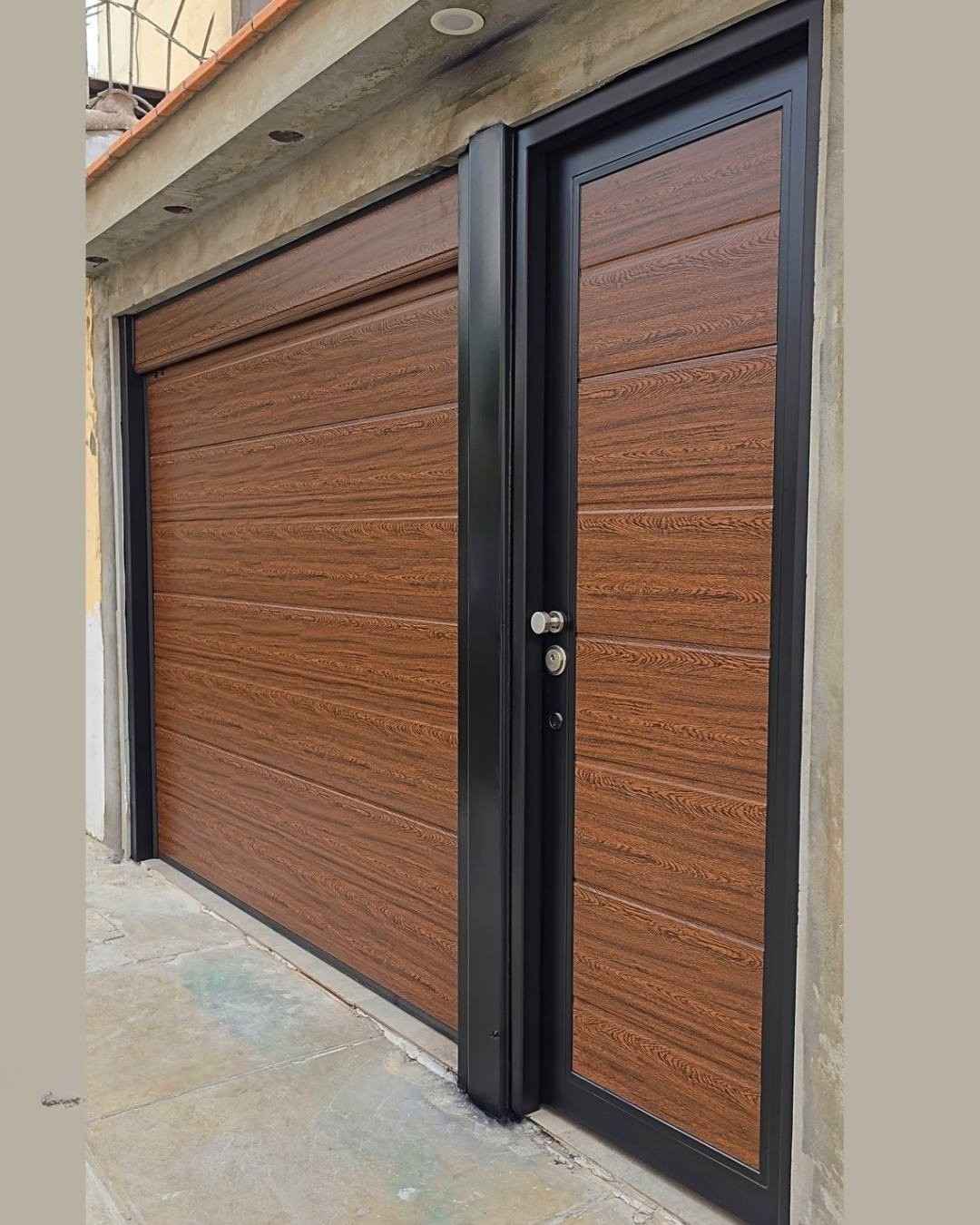 puerta seccional de madera automatizada con motor liftmaster