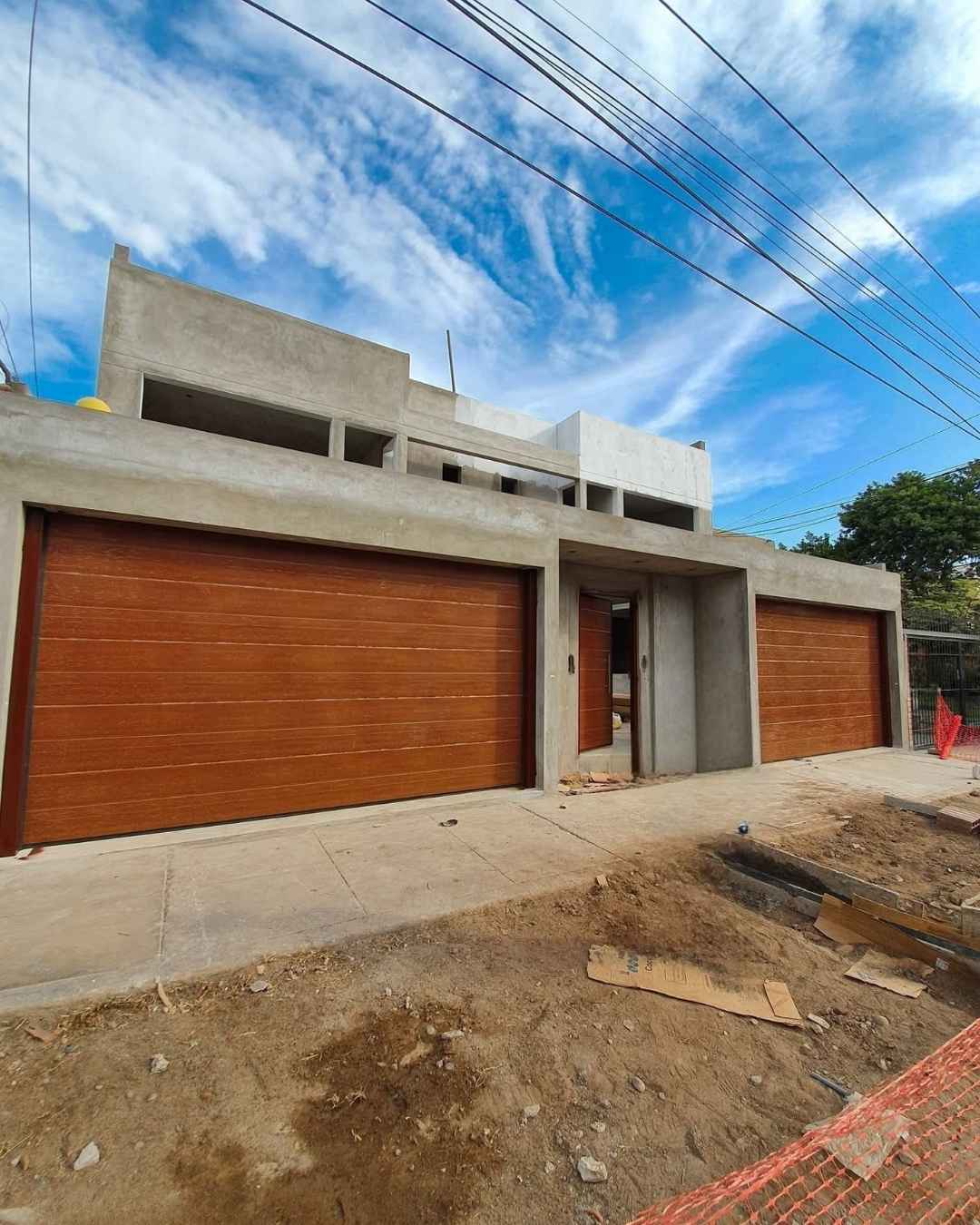 puerta seccional automática en paneles importados color madera